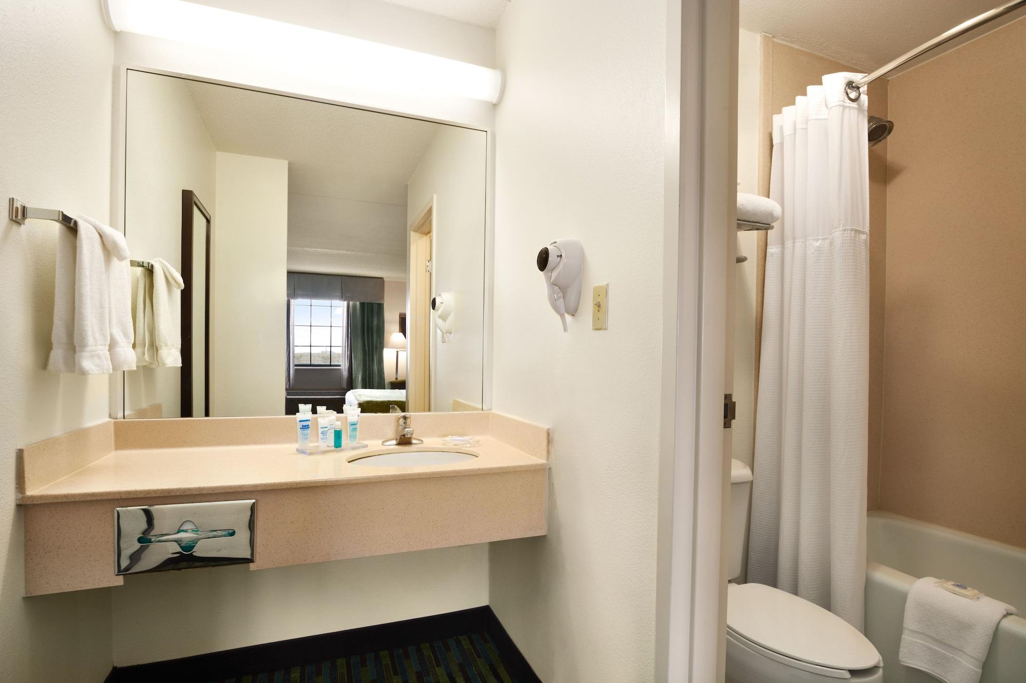 Wyndham Garden Wichita Downtown Exterior foto