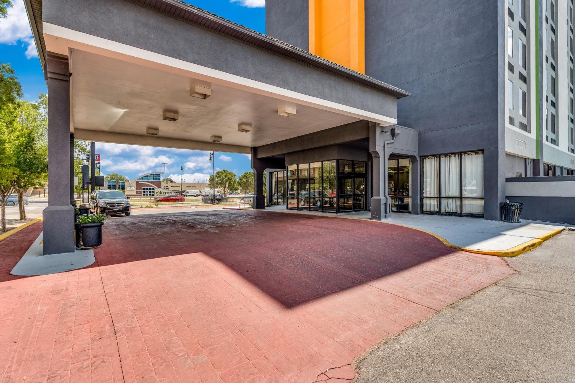 Wyndham Garden Wichita Downtown Exterior foto