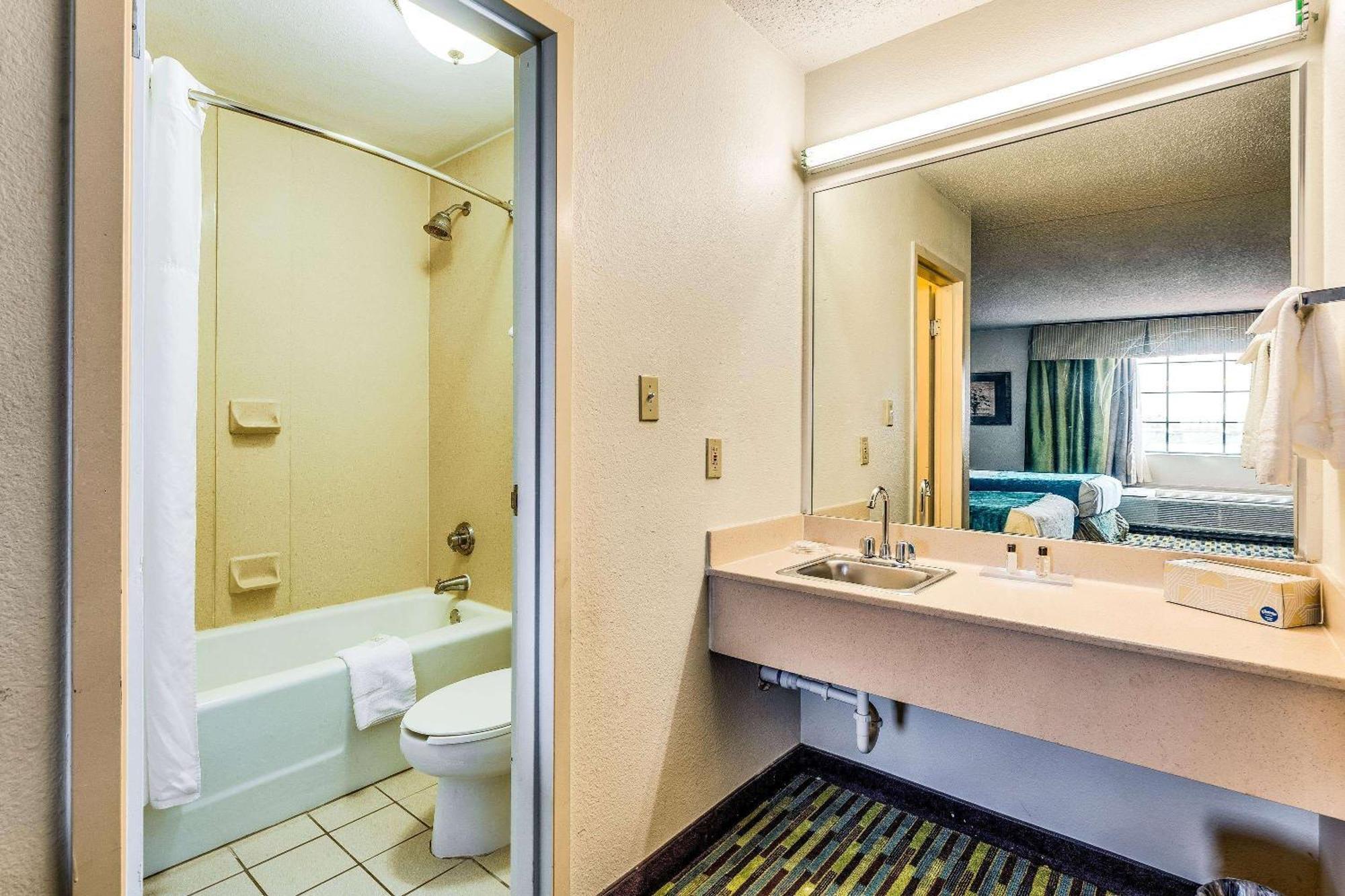 Wyndham Garden Wichita Downtown Exterior foto