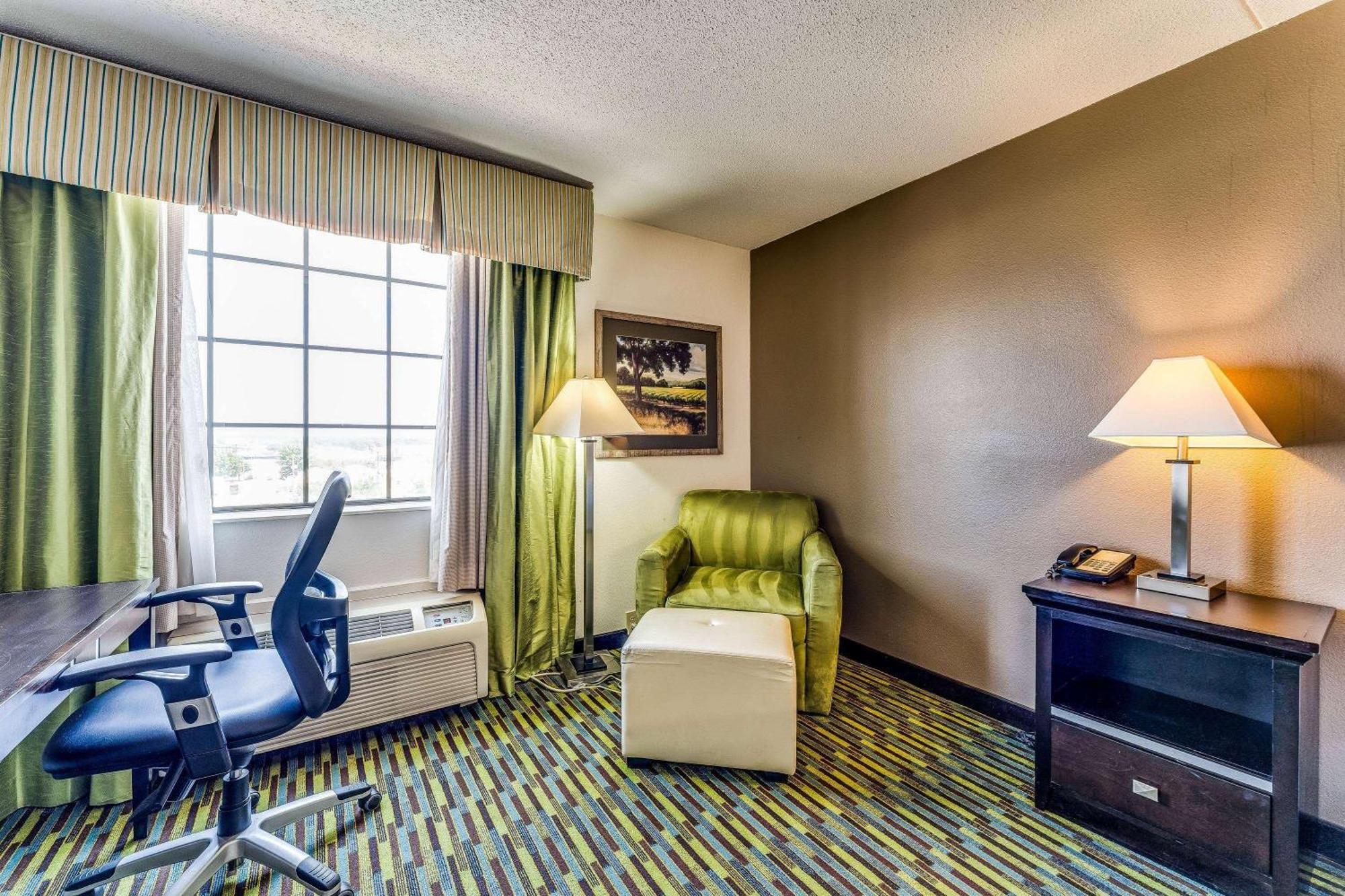 Wyndham Garden Wichita Downtown Exterior foto