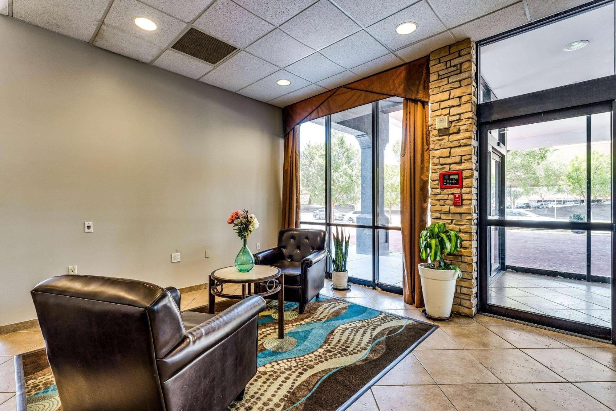 Wyndham Garden Wichita Downtown Exterior foto