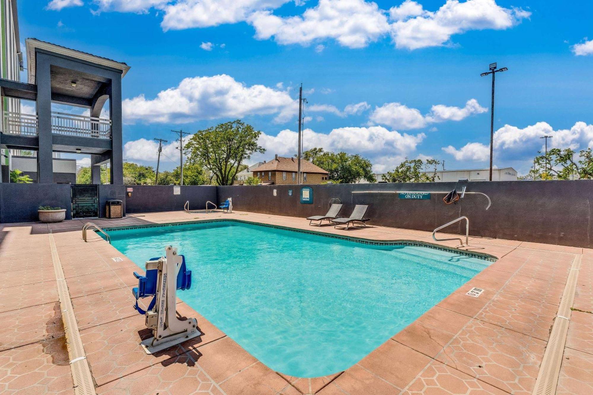 Wyndham Garden Wichita Downtown Exterior foto