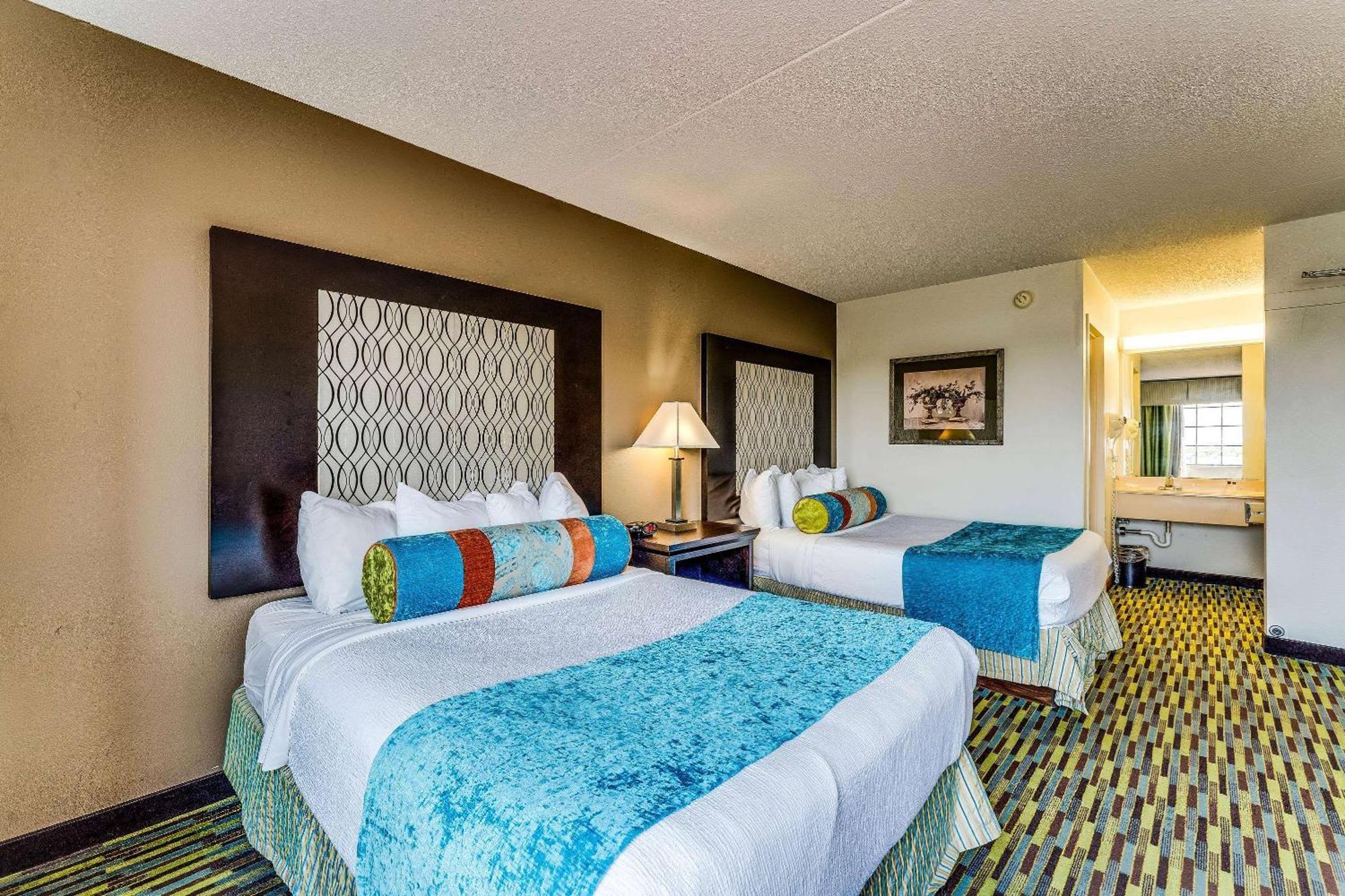 Wyndham Garden Wichita Downtown Exterior foto