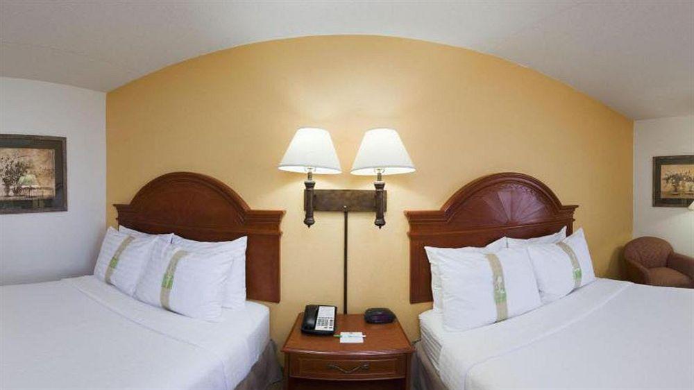 Wyndham Garden Wichita Downtown Exterior foto