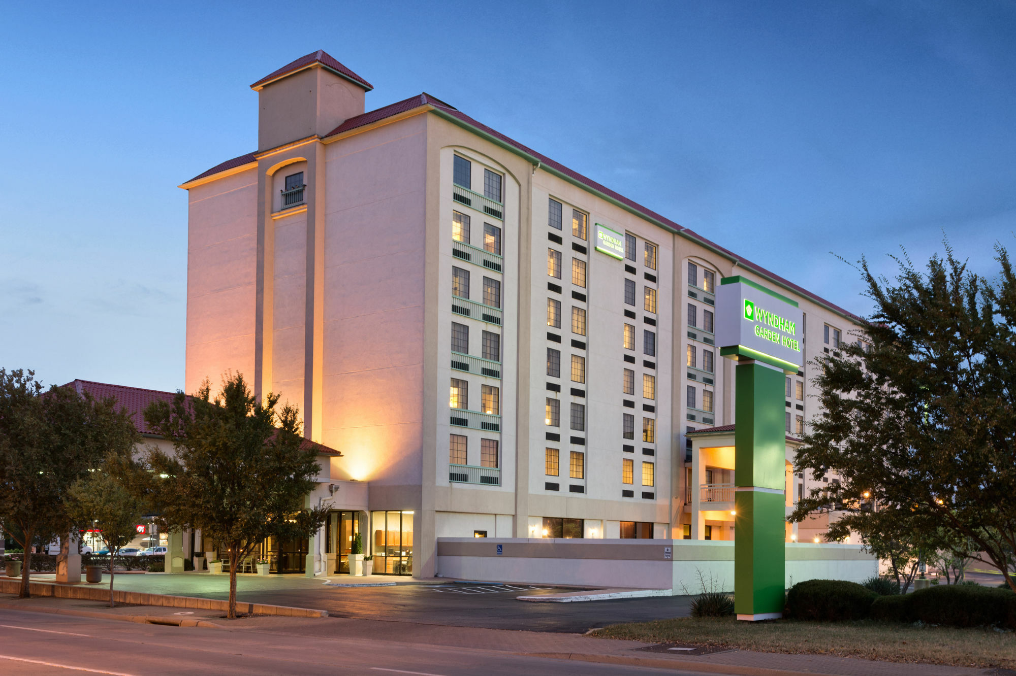 Wyndham Garden Wichita Downtown Exterior foto